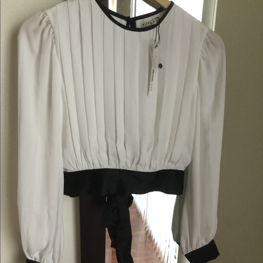 SOLD! NWT ALICE + OLIVIA Dakota Tie Back Crop Top - Picture 4 of 16